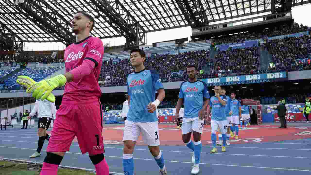 Giocatori del Napoli entrano in campo