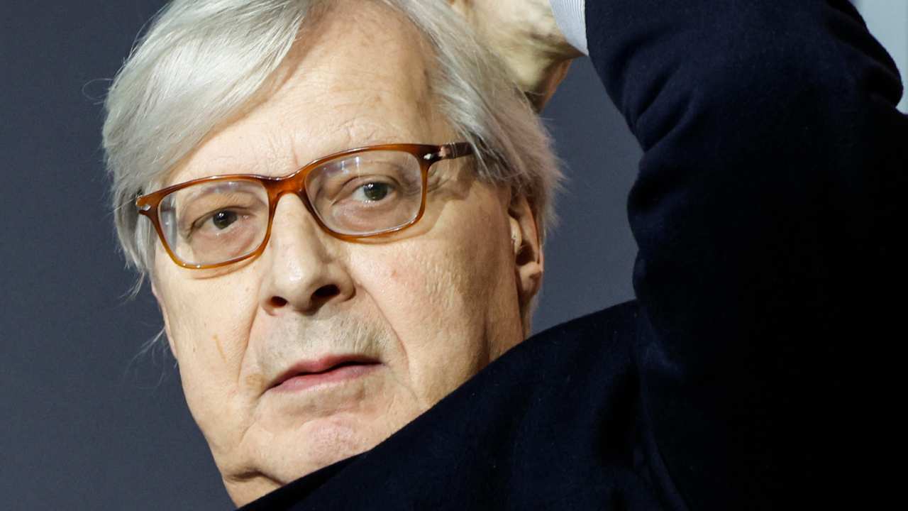 Sgarbi con la mano in testa