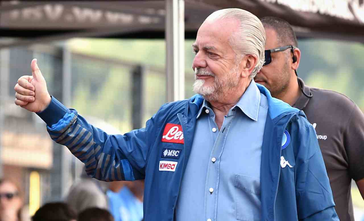 Napoli, De Laurentiis sorride