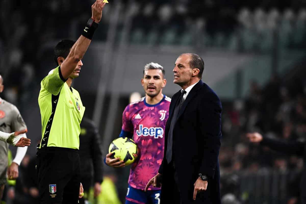 Allegri guarda l'arbitro Juventus