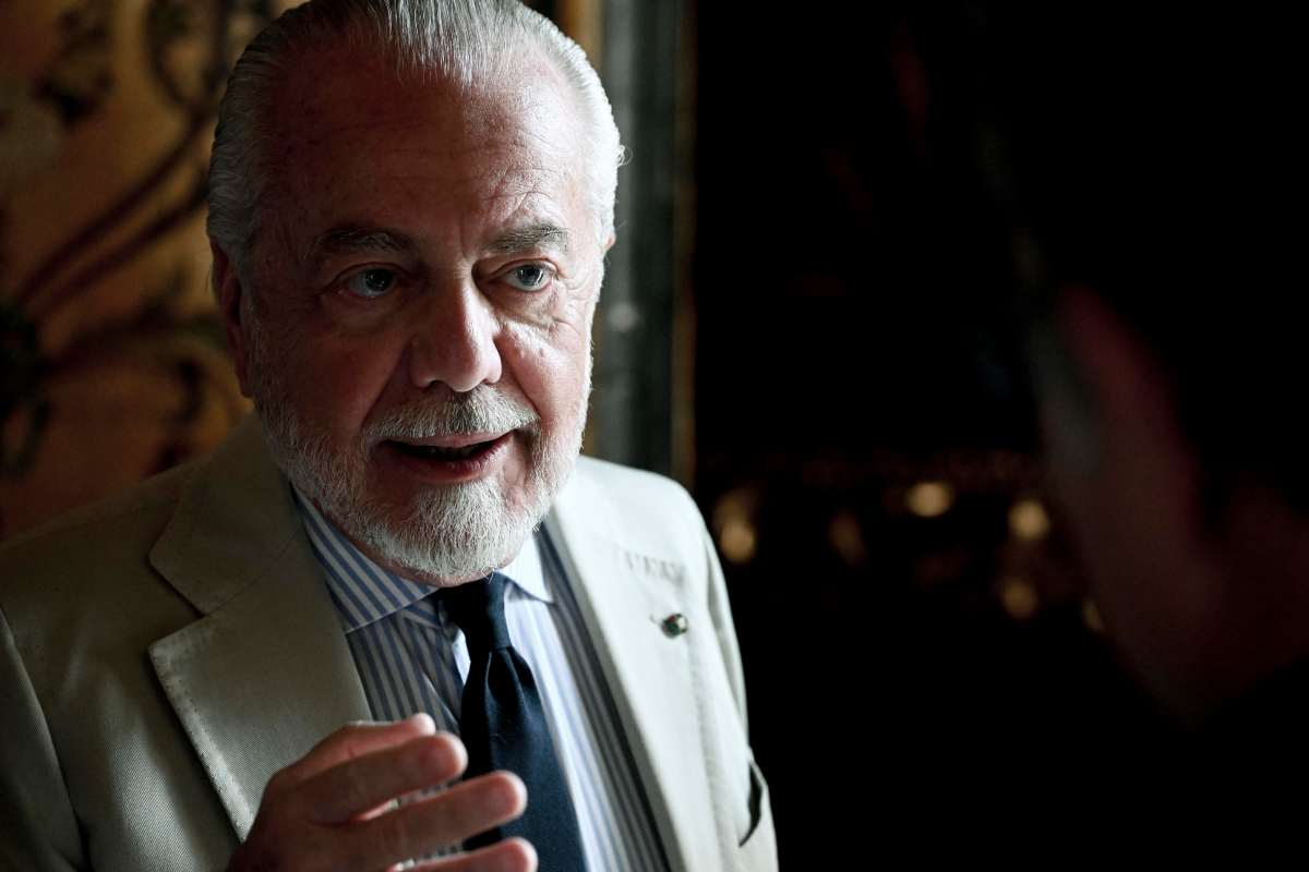 De Laurentiis parla e indica con la mano Napoli