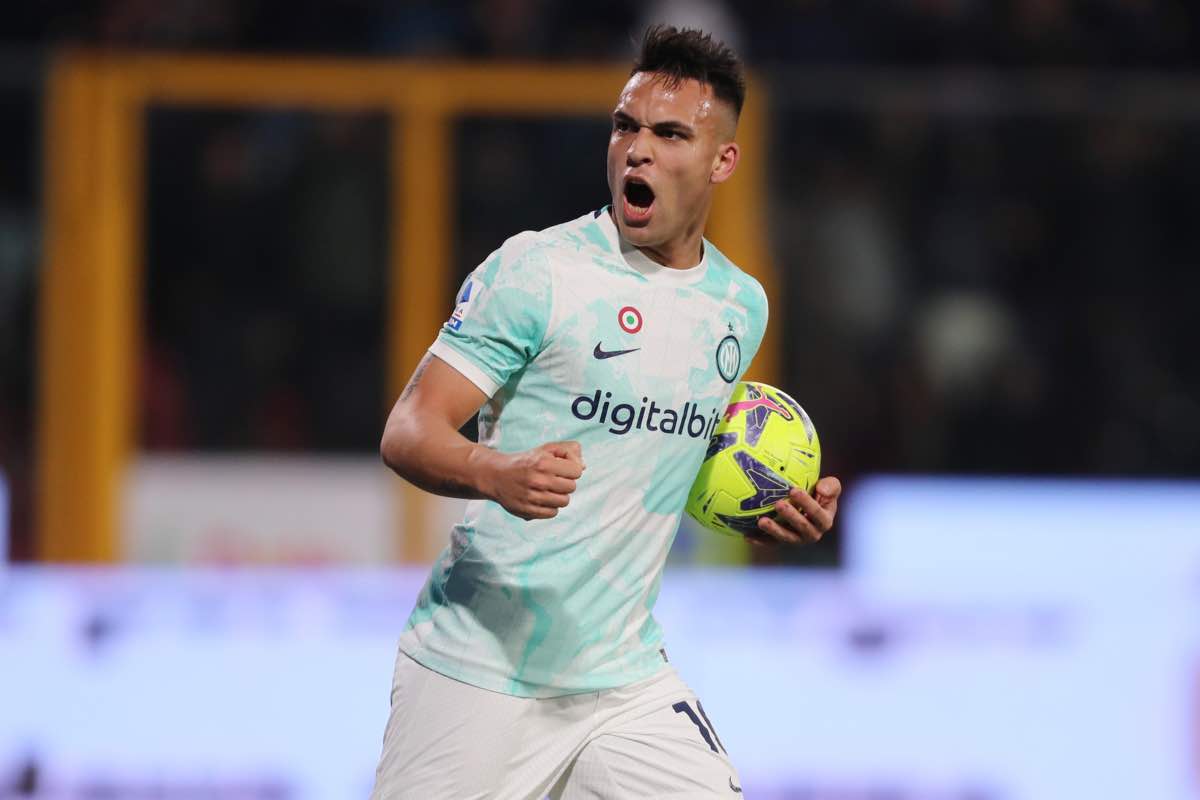 Lautaro Martinez esulta contro la Cremonese