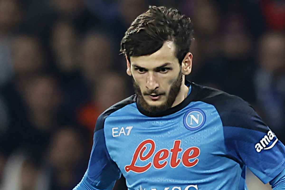 Kvaratskhelia in campo con il Napoli