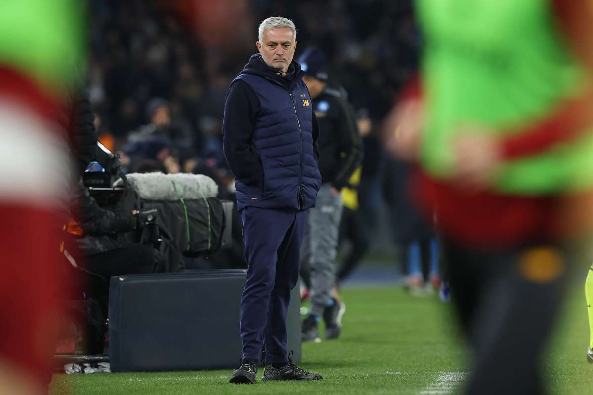 Mourinho guarda in basso Napoli-Roma