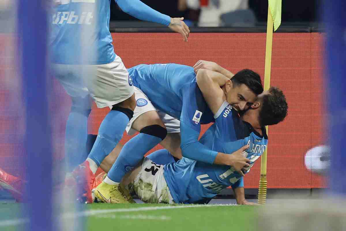 Elmas abbraccia il compagno dopo il gol Napoli