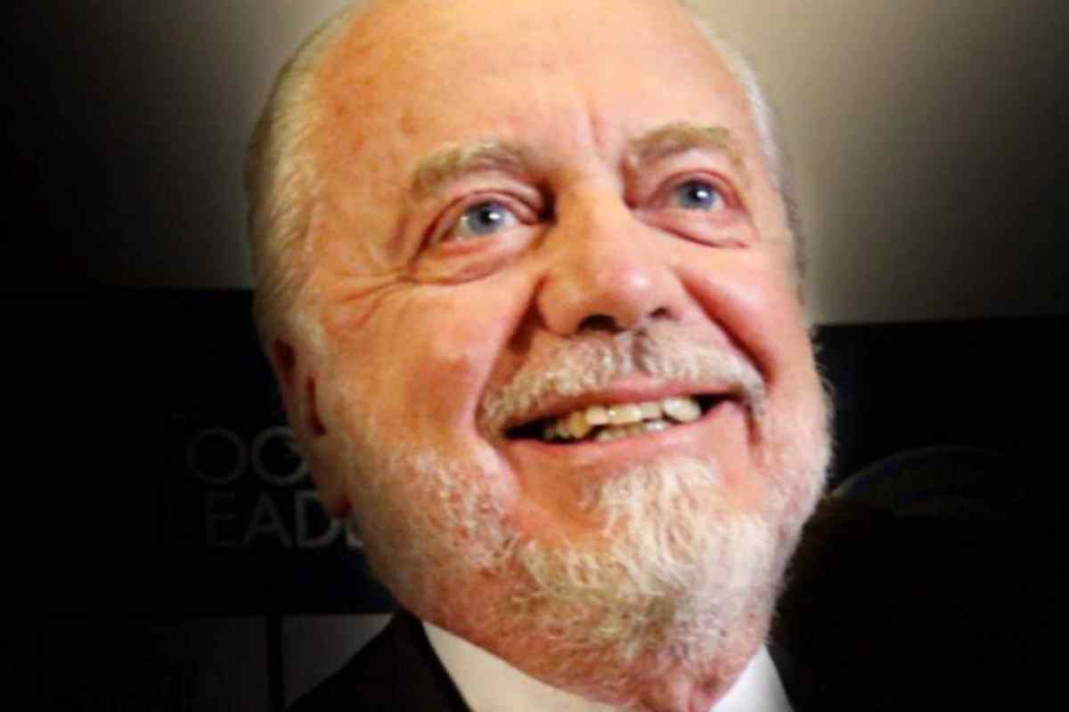 Napoli, De Laurentiis sorride