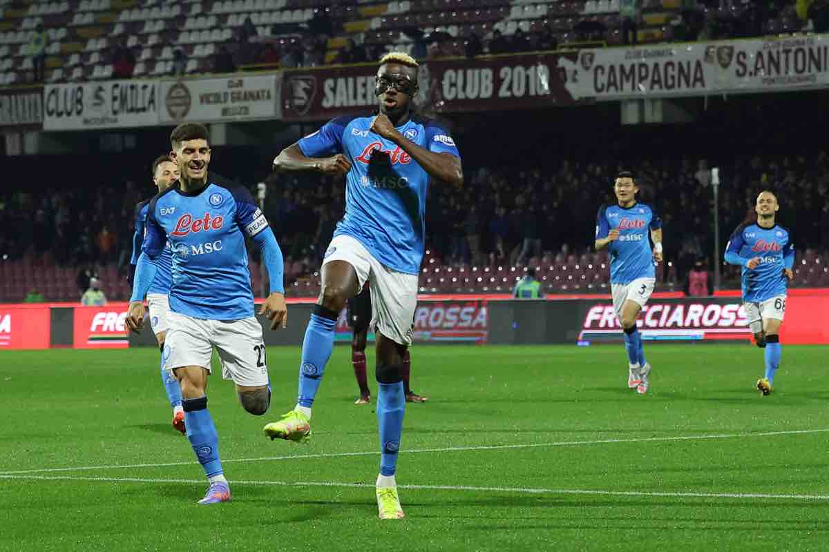 Victor Osimhen esulta al gol