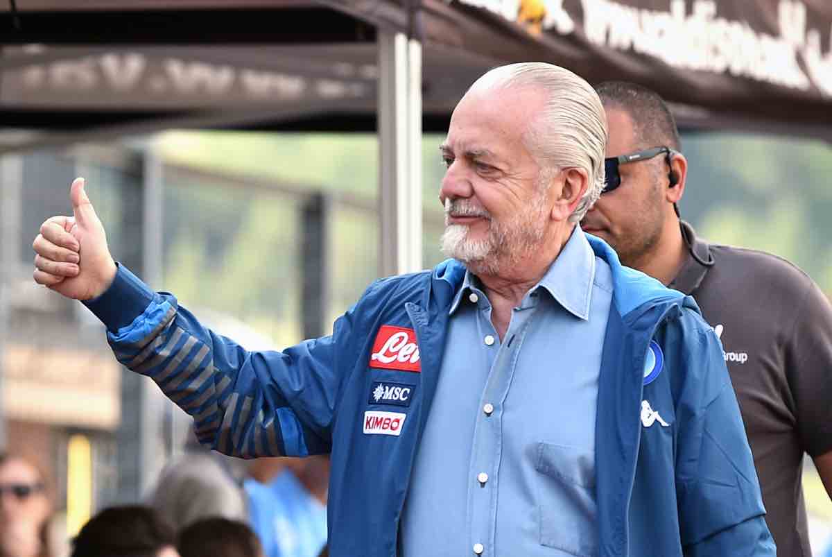 Napoli, De Laurentiis sorride