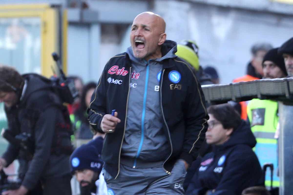 Spalletti si rivolge ai suoi da bordo campo