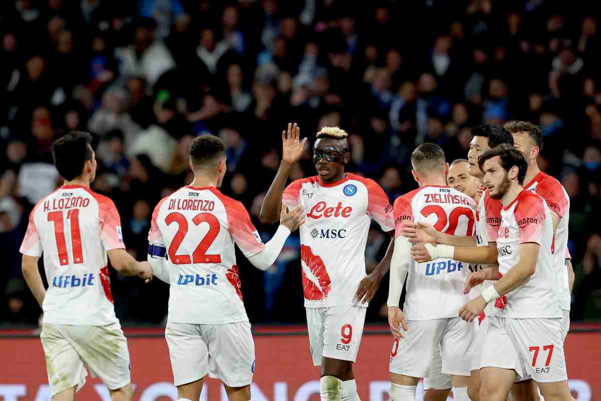 Festa Napoli dopo un gol: uno dei calciatori azzurri ha sottolineato tutto il suo amore verso la maglia e la città con un nuovo tatuaggio