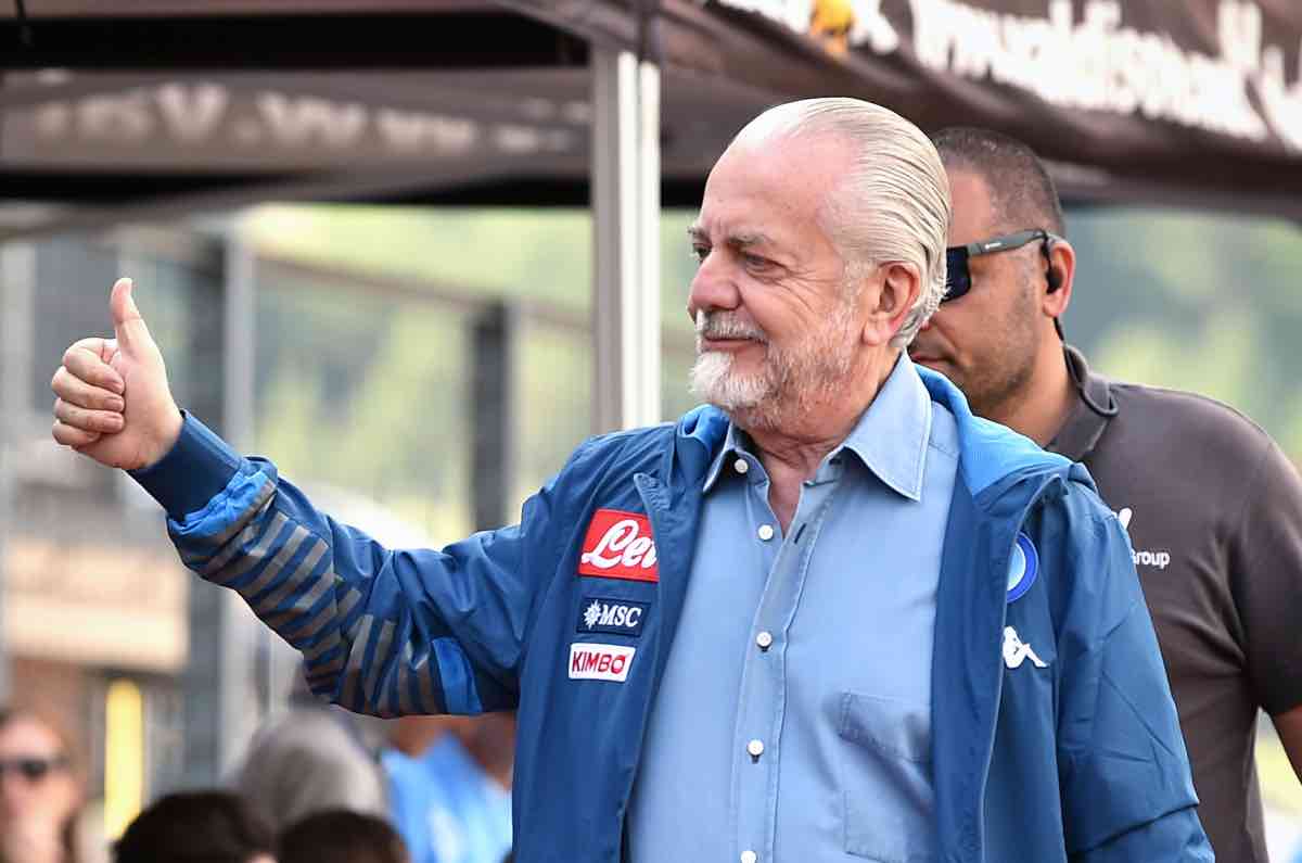 Napoli, De Laurentiis sorride