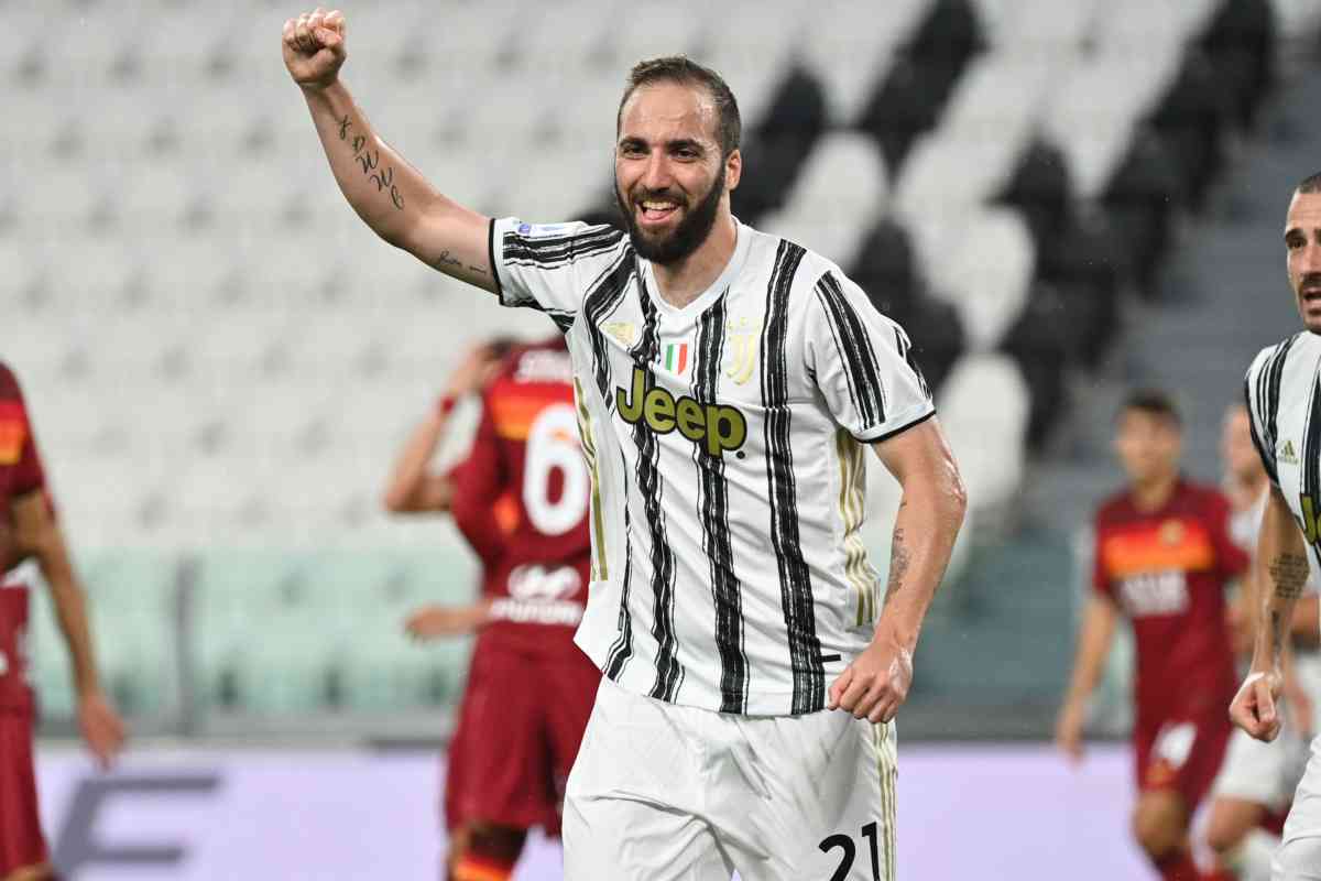 Higuain esulta