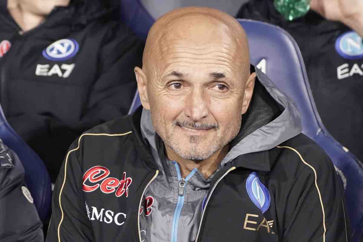 Spalletti sorridente in panchina