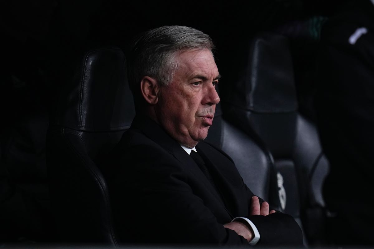 Ancelotti serio in panchina