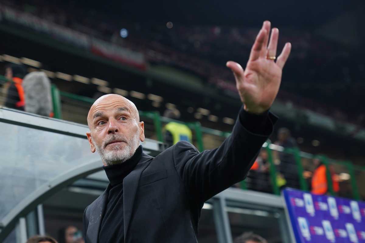 Pioli fa cenno con la mano Milan