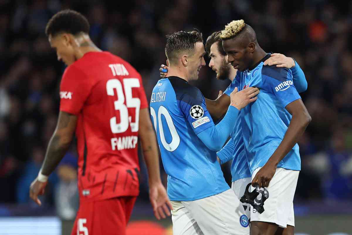 Osimhen festeggiato dai compagni dopo il vantaggio del Napoli con l'Eintracht: l'attaccante può partire in estate