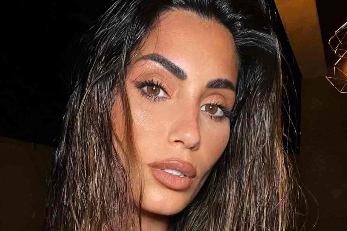 Federica Nargi primo piano scollatura pizzo lato A