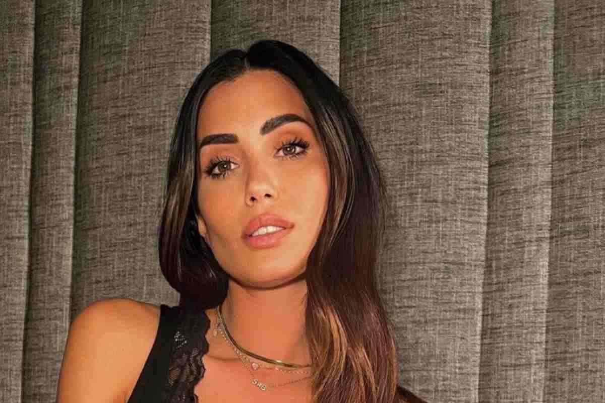 Federica Nargi spiaggia top aderente