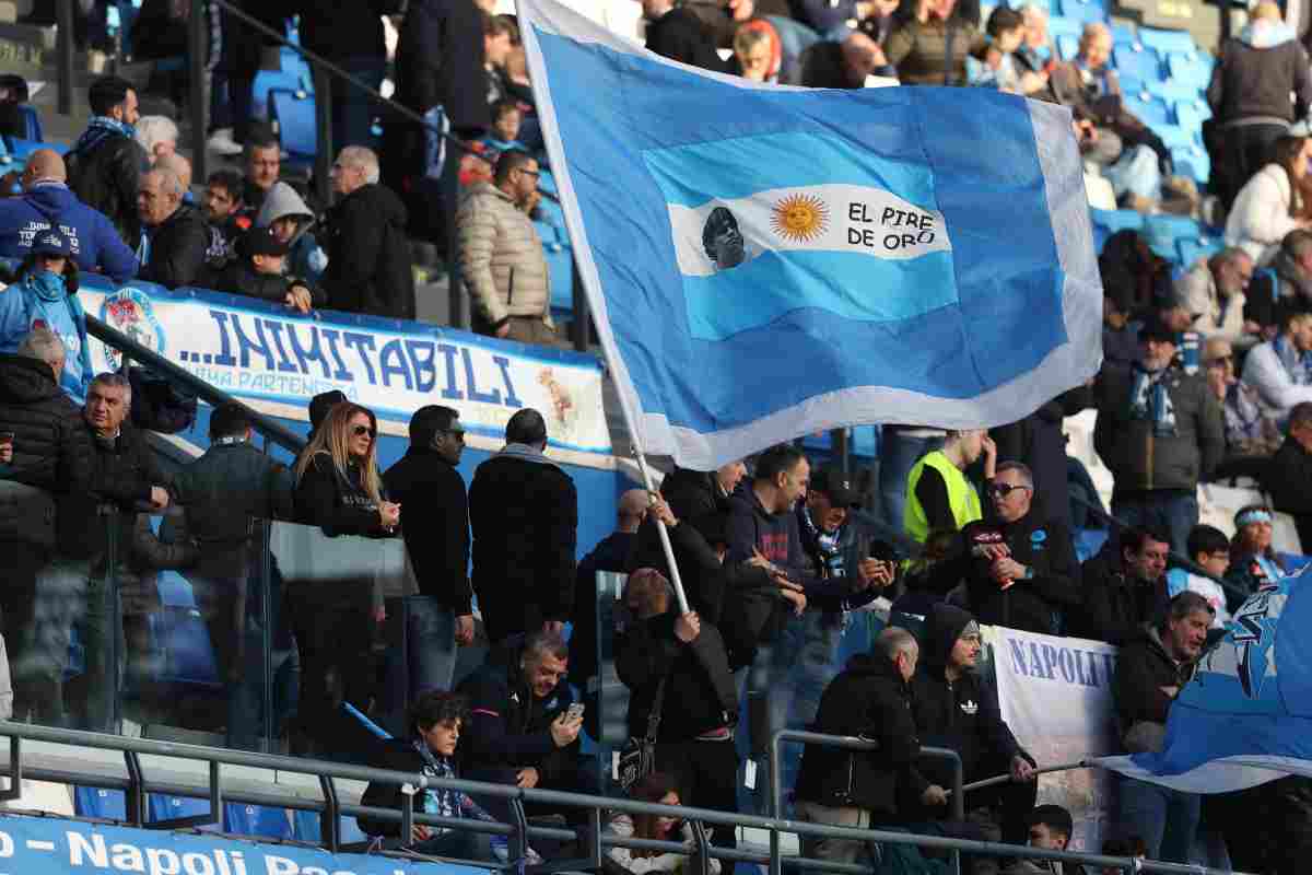 Tifosi del Napoli in tribuna al Maradona : con il Milan una visita particolare
