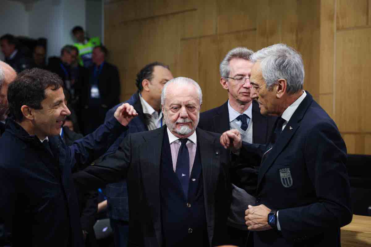 Aurelio De Laurentiis entra in sala