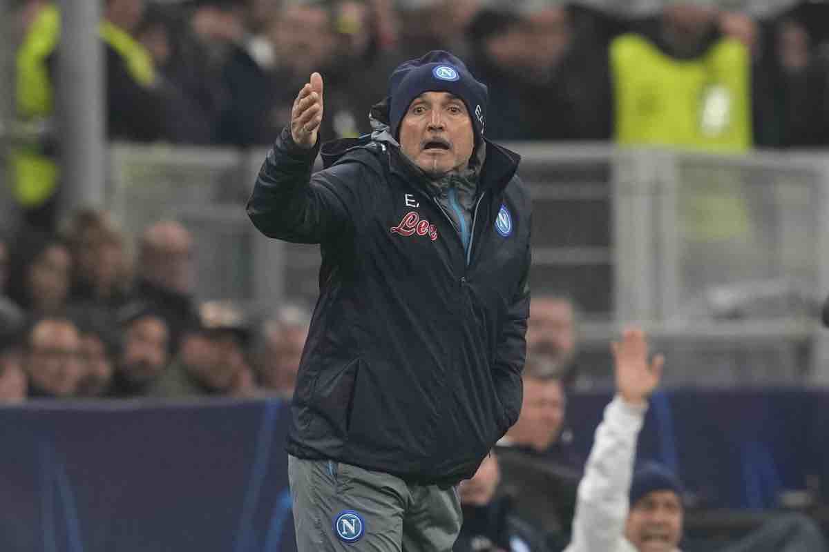 Spalletti pensieroso a bordocampo