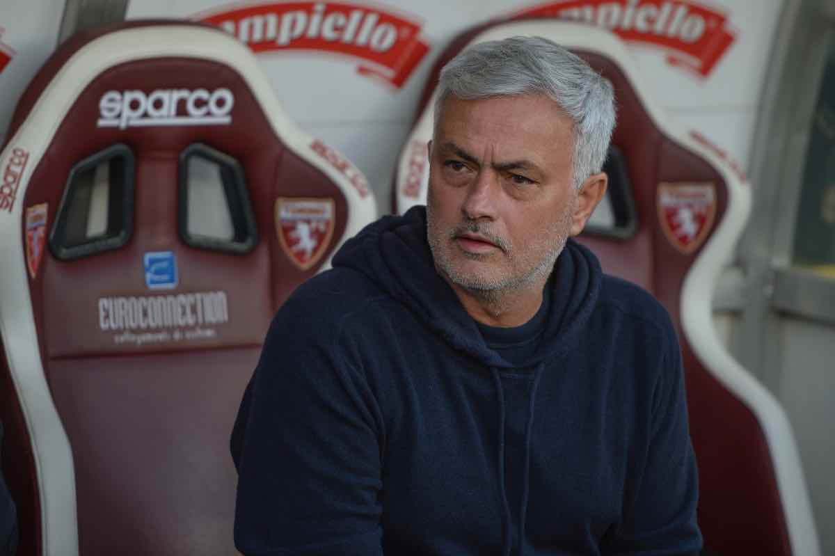 Mourinho pensieroso in panchina