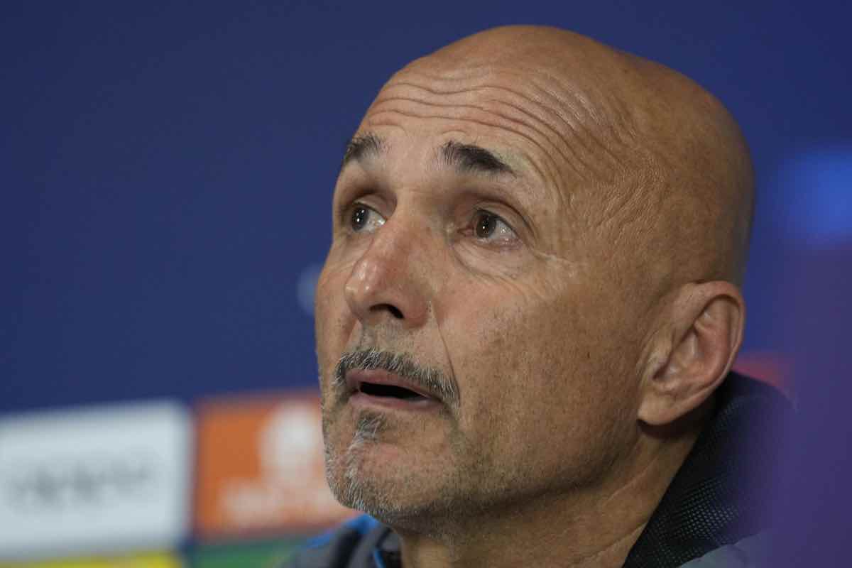 Spalletti pensieroso in conferenza