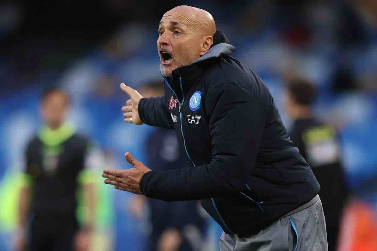 Spalletti dà indicazioni a bordocampo