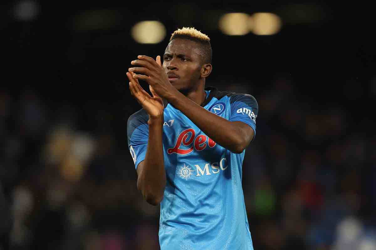 Victor Osimhen applaude in campo