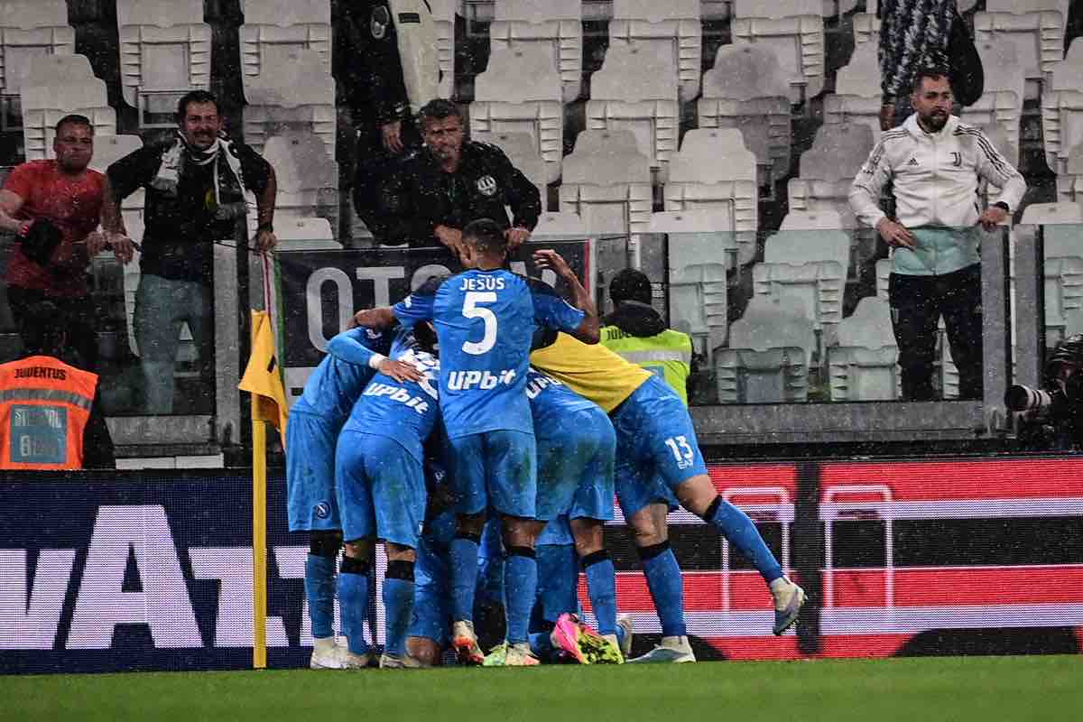 Il Napoli festeggia dopo il gol