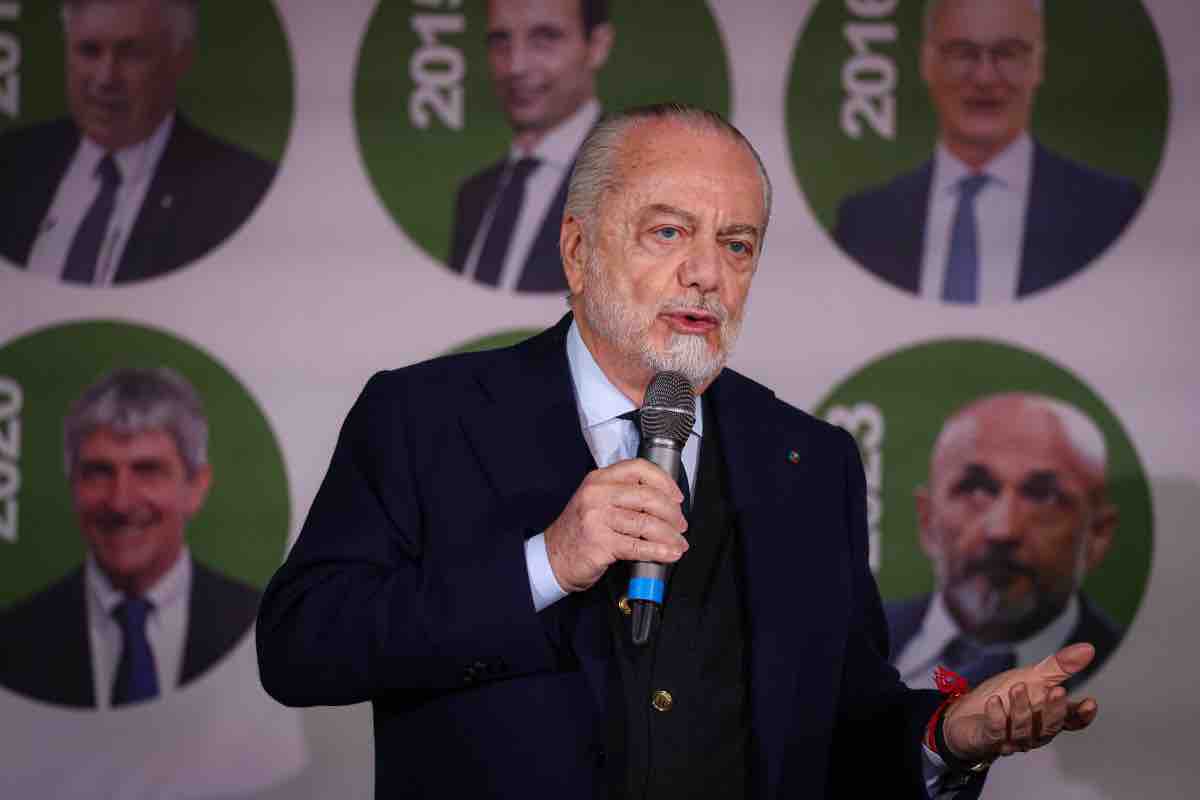 De Laurentiis parla al microfono