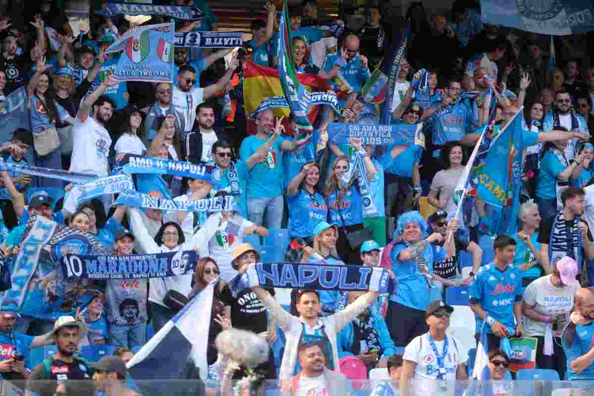 striscione 'cesare campione d'italia' a napoli: la storia