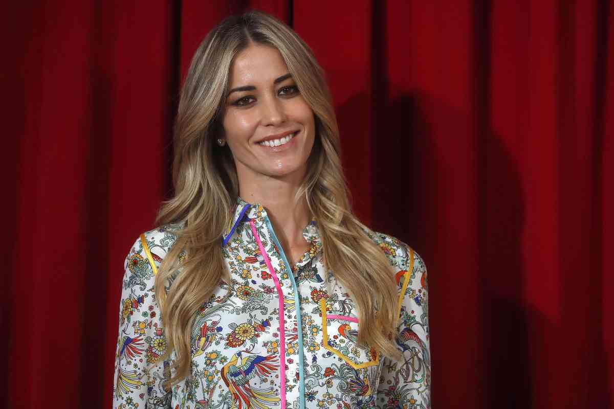 Elena Santarelli, lo spacco è mozzafiato