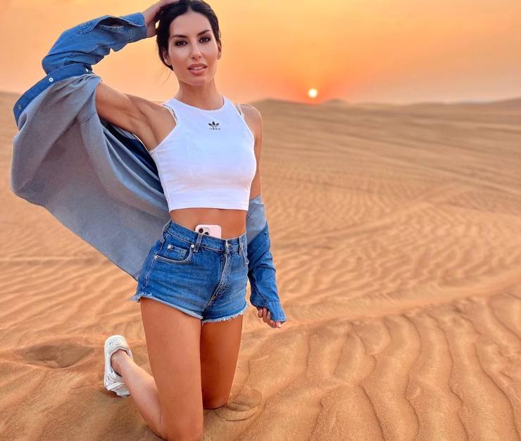 Elisabetta Gregoraci foto deserto minigonna jeans