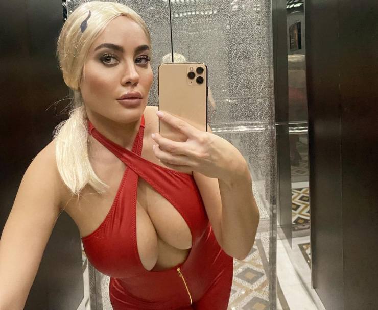 Paola Saulino selfie scollatura esplosiva