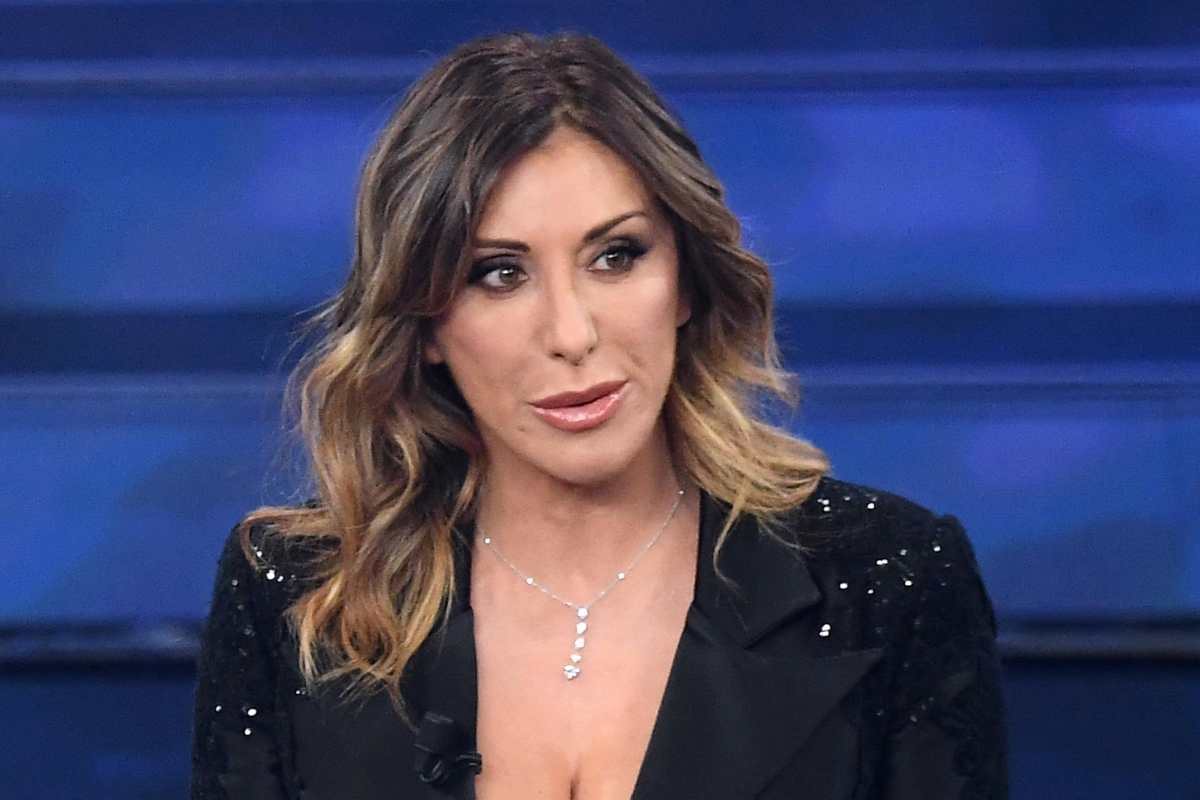 Sabrina Salerno, che spettacolo: sotto l'albero è rovente