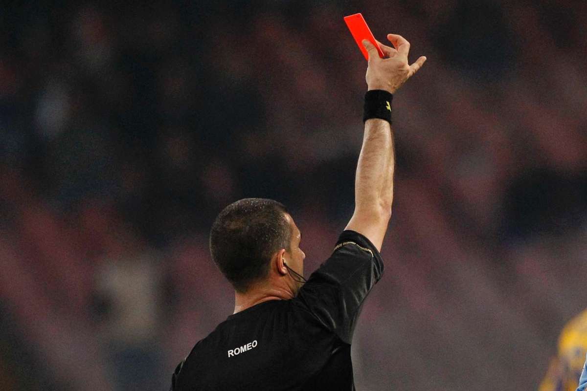 Pugno arbitro, maxi stangata