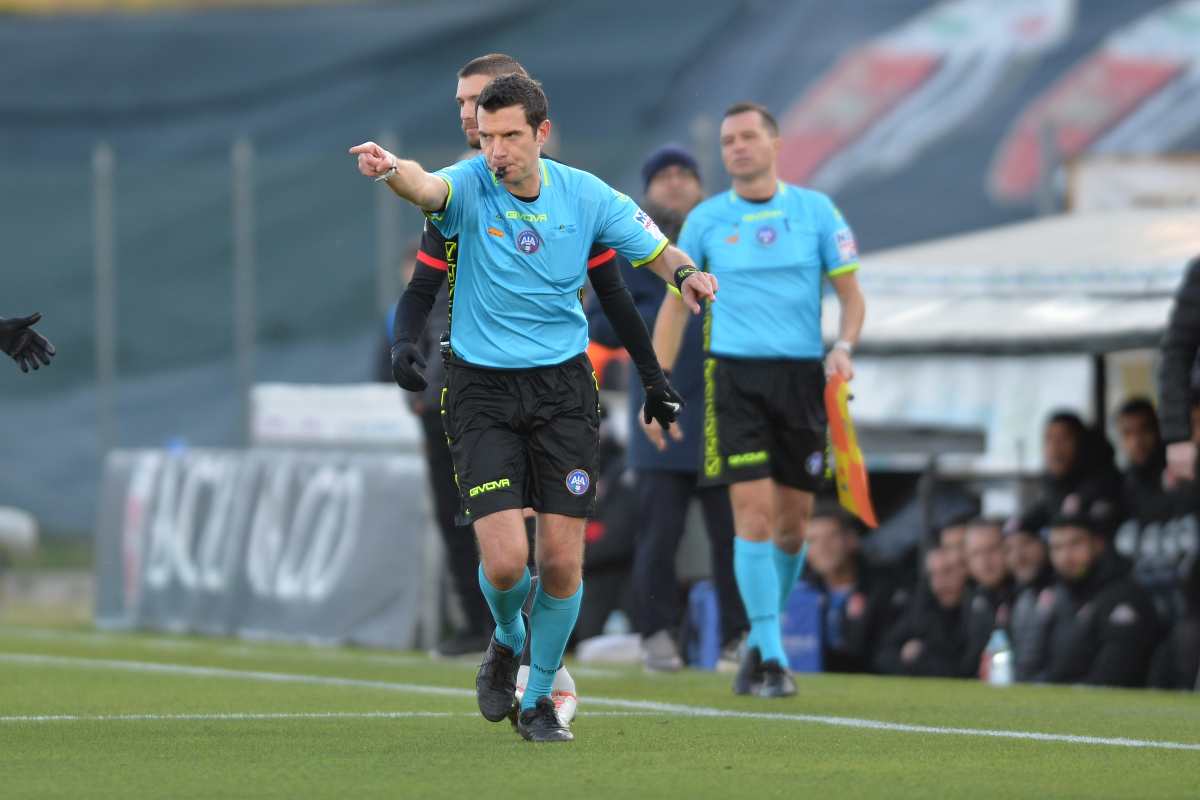 Arbitro assegna un rigore