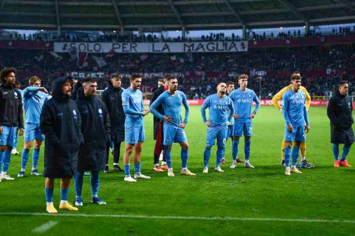Lesione per un giocatore del Napoli: sfida con il Barcellona a rischio
