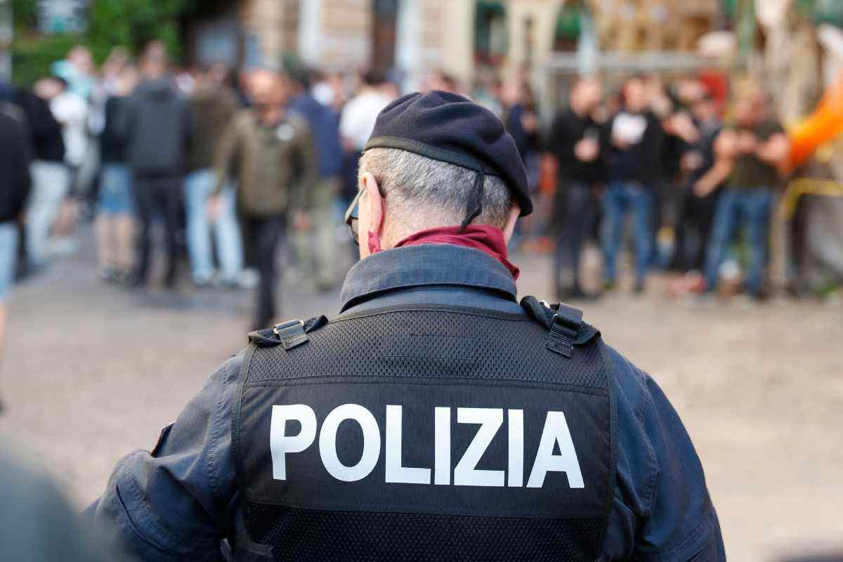 Irruzione polizia in campo