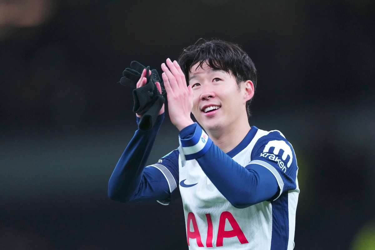 Son applaude i tifosi del Tottenham