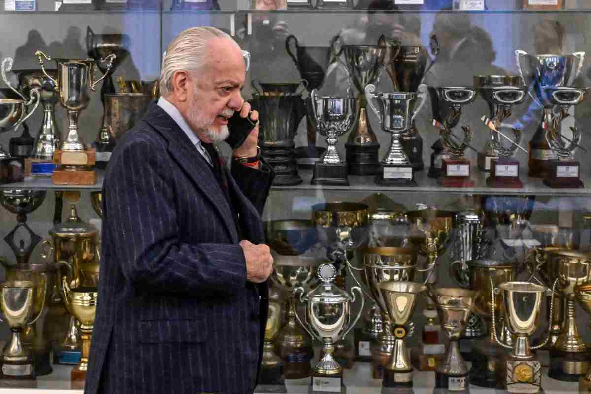 Aurelio De Laurentiis parla al telefono