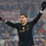 Alex Meret, portiere del Napoli, con completino nero scudettato