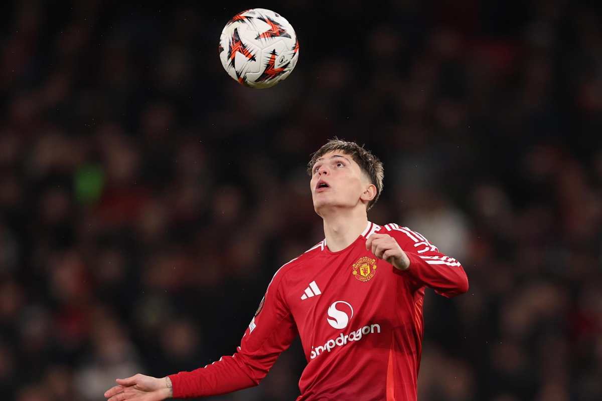 Alejandro Garnacho del Manchester United prova a stoppare il pallone