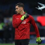 Alex Meret, portiere del Napoli, e un aereo in partenza