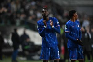 Badiashile applaude il pubblico