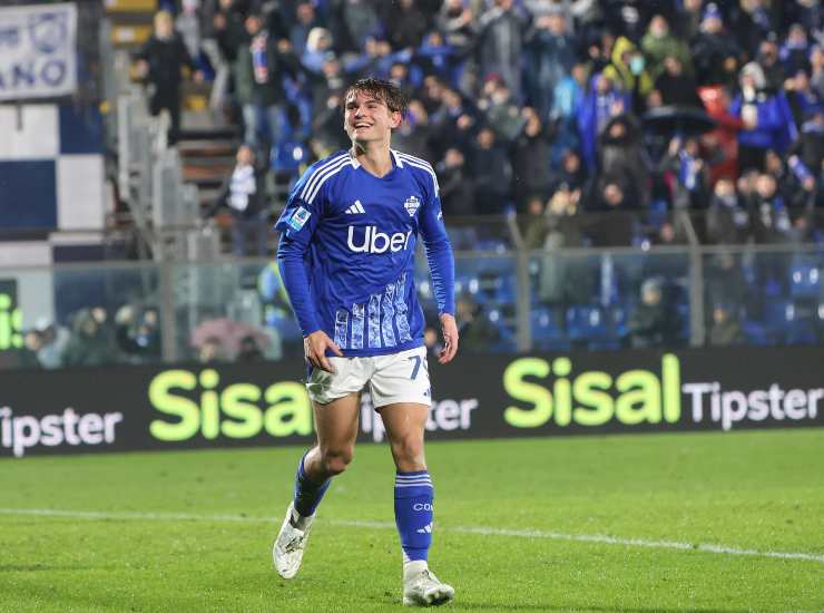 Nico Paz esulta dopo un gol