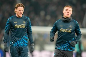 Due giocatori del Napoli durante il riscaldamento