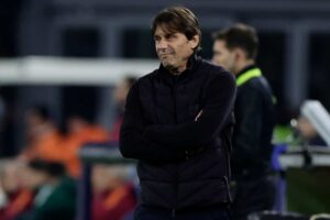Antonio Conte a braccia conserte
