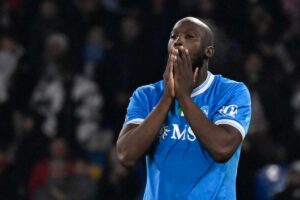 Lukaku in campo con le mani sul viso e l'aria disperata